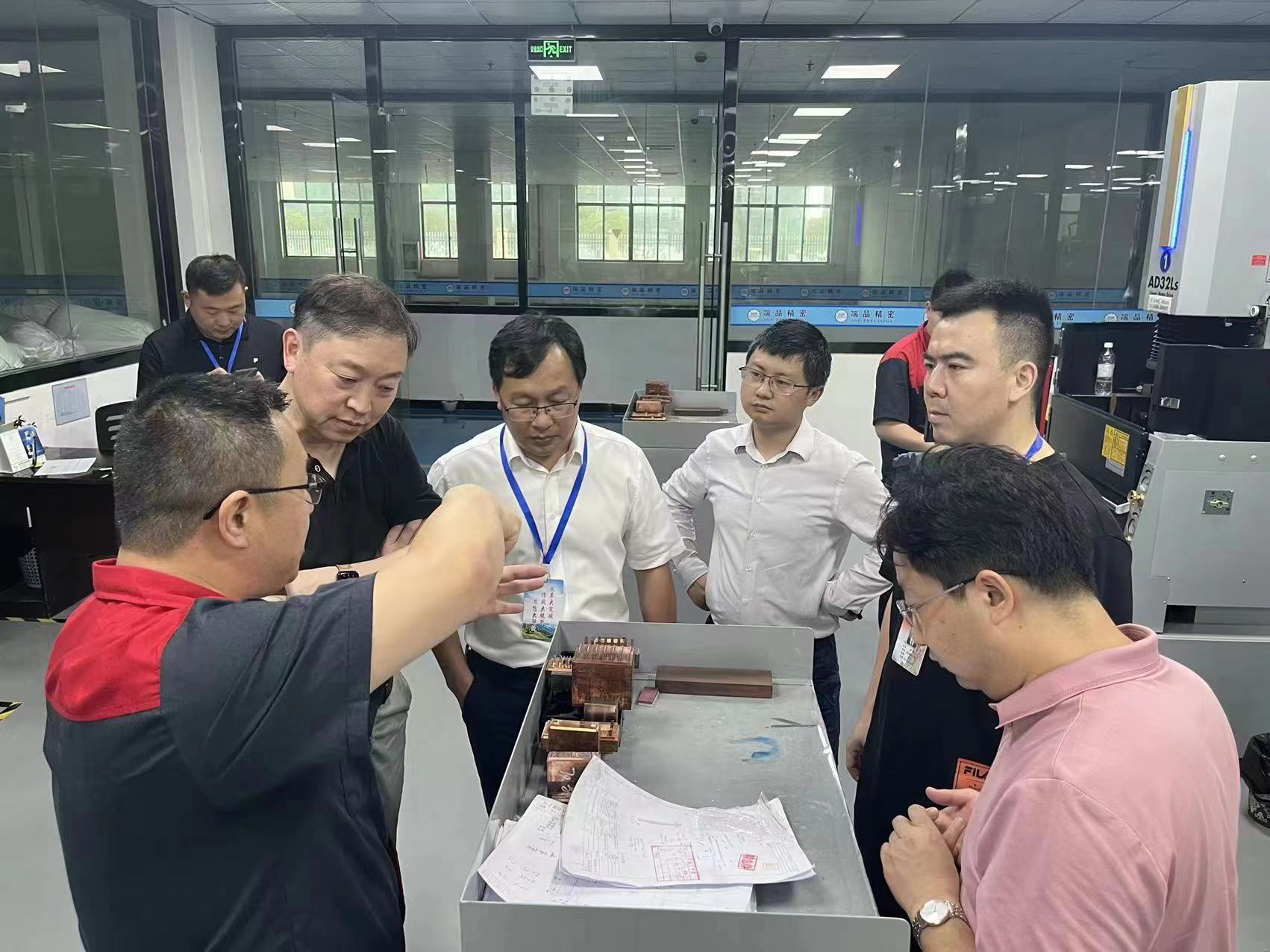 县委副书记、县长华桦接洽深圳市同泰怡信息技术一行